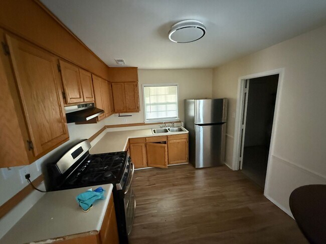 Building Photo - Ranch home near uptown