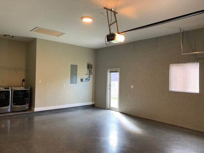 Building Photo - NEWER CONSTRUCTION MODERN HOME