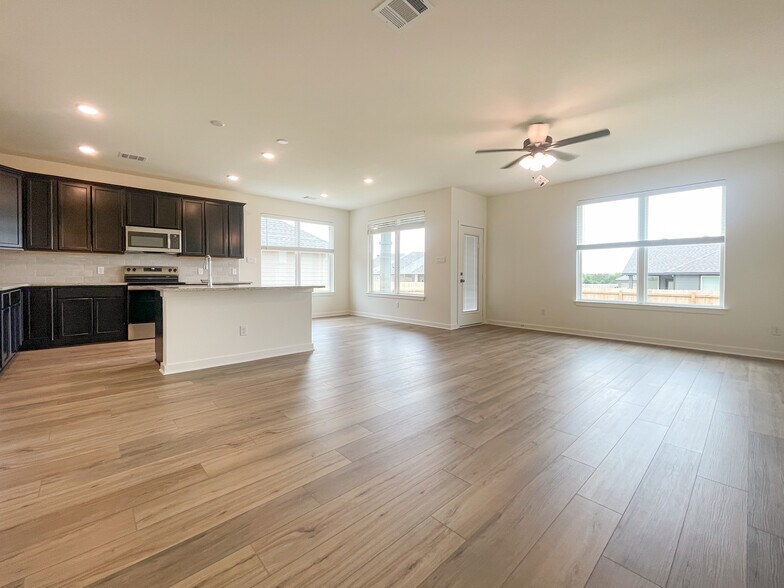Building Photo - 6912 Llano Dr
