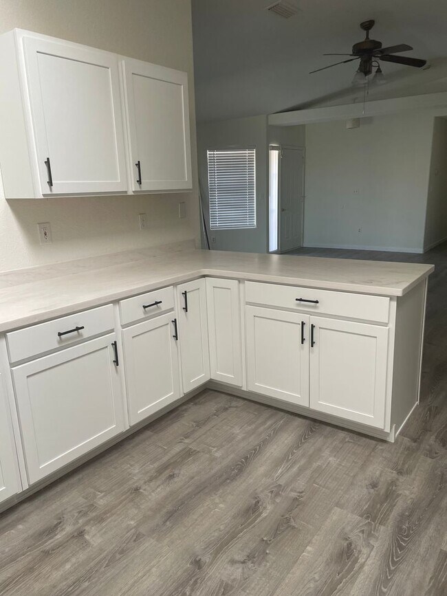 Building Photo - 1171 Regency Dr