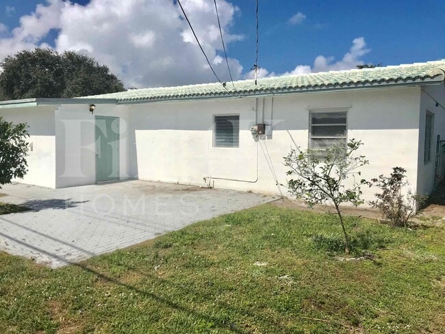 Building Photo - 1640 NE 32nd Pl