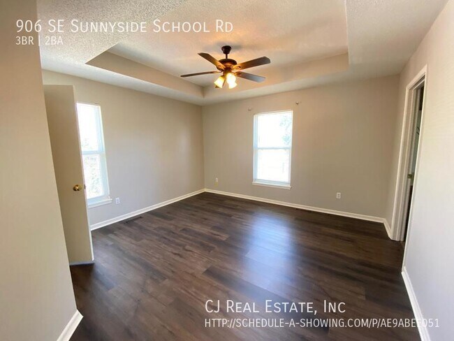 Building Photo - 906 SE Sunnyside School Rd