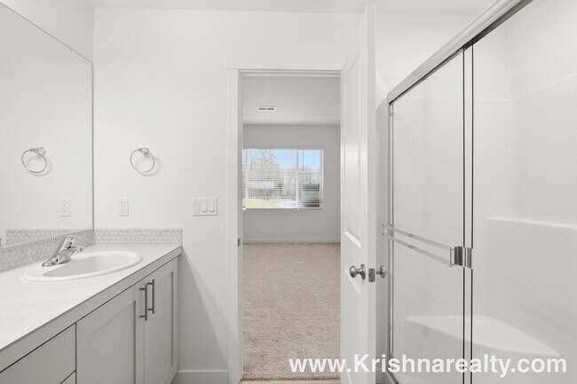 Building Photo - Beautiful 2021 Modern Build | 3 Bed | 2.5 Bath | Stylish Townhome in Laurel Woods