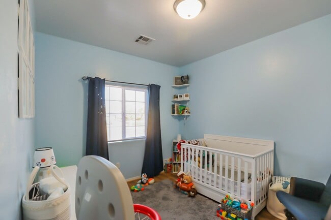 Building Photo - Pet Friendly 4 Bed 2 Bath Home!