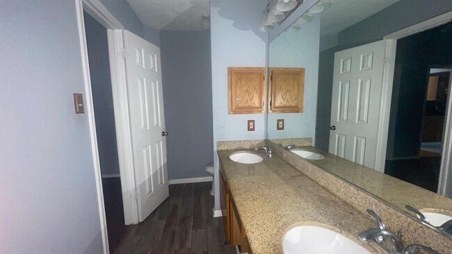 Building Photo - 9238 Golden Sunshine Dr