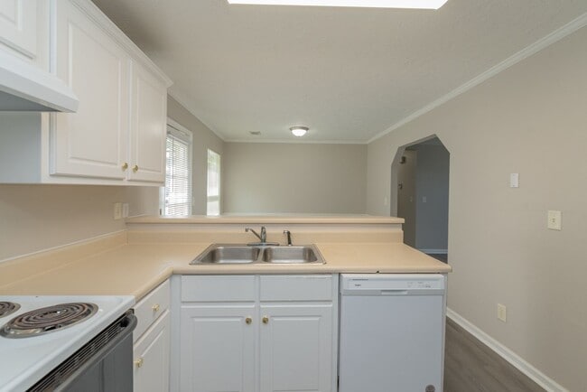Building Photo - $1,395 - 3 bed/2 bath house for rent, fully renovated!