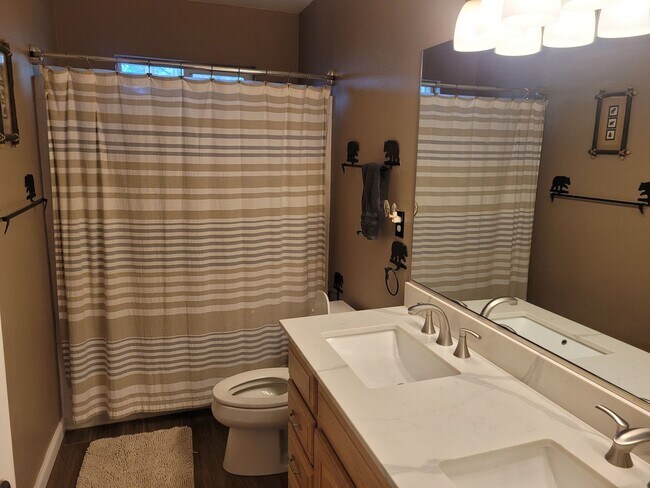 Building Photo - Fully furnished condo with pool