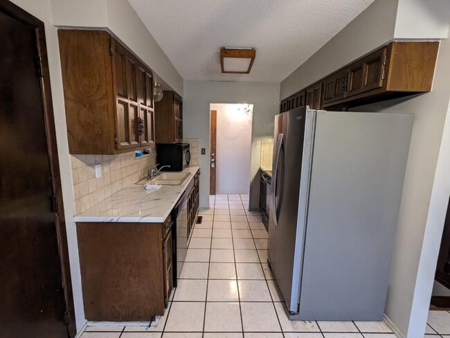 Building Photo - 5108 E Looman St