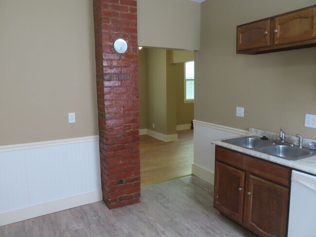 Building Photo - 1026 Stophlet St
