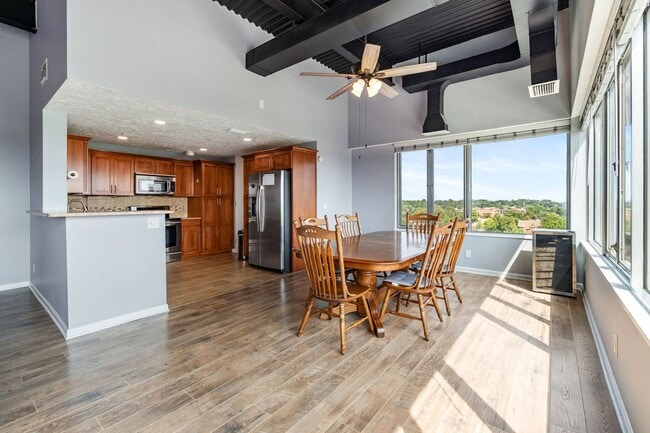 Building Photo - Breathtaking downtown East-facing, penthouse condo - FURNISHED!