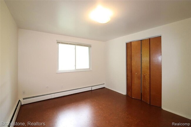 Building Photo - 2 Glendale Dr