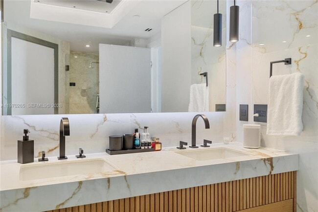 Building Photo - 1331 Brickell Bay Dr