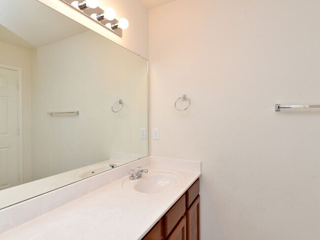 Building Photo - Spacious 2 story with cul-de-sac location