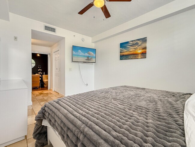 Building Photo - 1900 Van Buren St