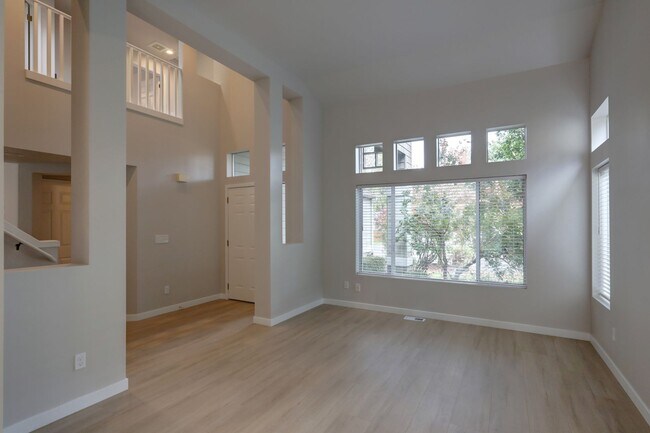 Building Photo - Beautiful 3bd, 2.5ba Home in Klahanie Available!