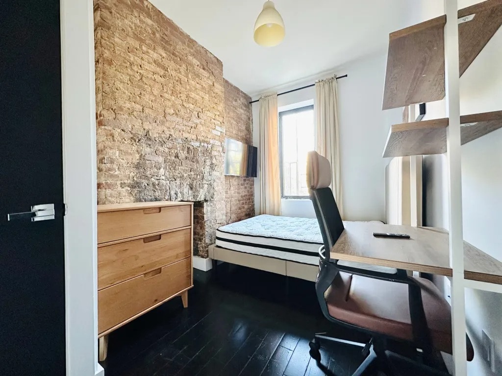 Building Photo - Furnished room/NOT APARTMENT