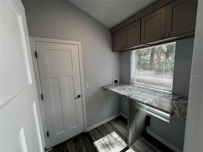 Building Photo - 25919 Sackamaxon Dr