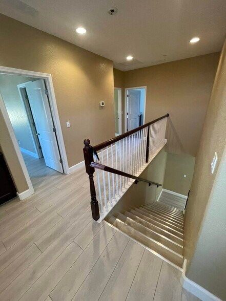 Building Photo - 880 Willow Bridge Dr
