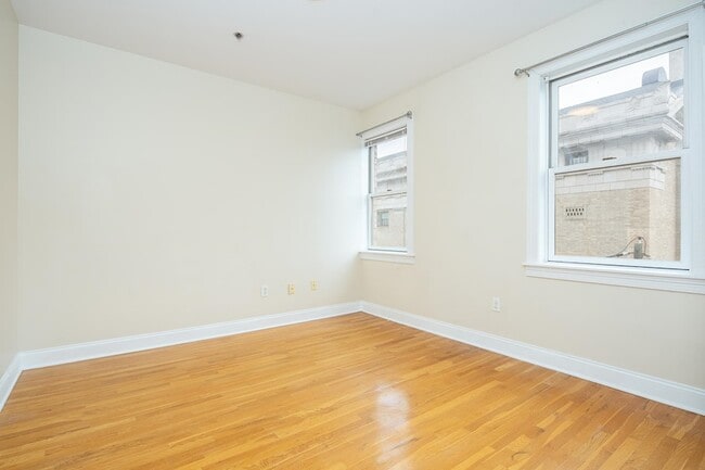 Building Photo - 528 47th St