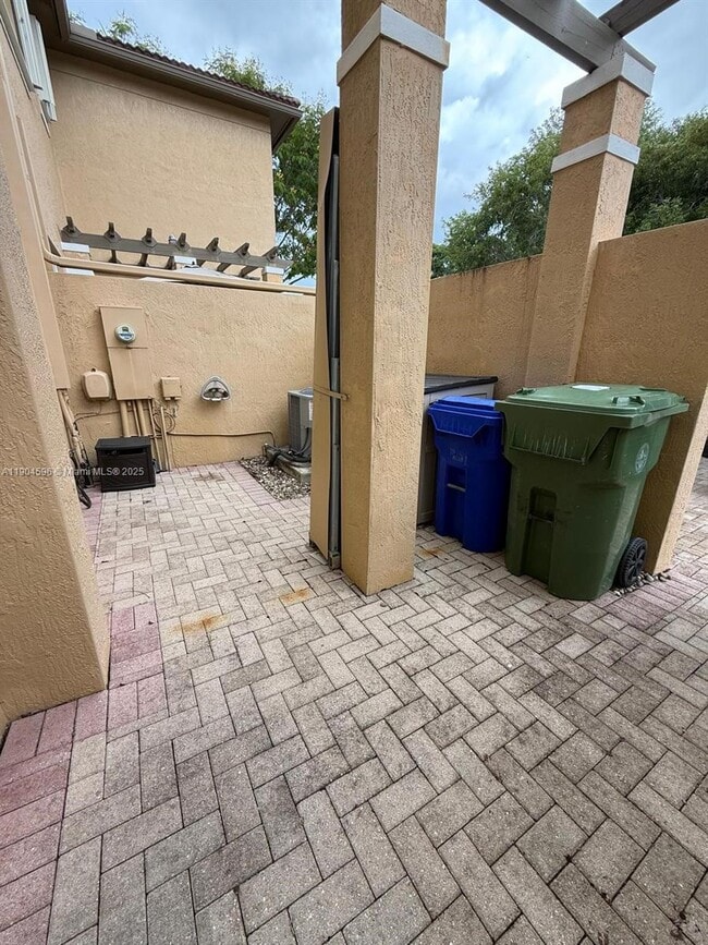 Building Photo - 705 SW 147th Ave