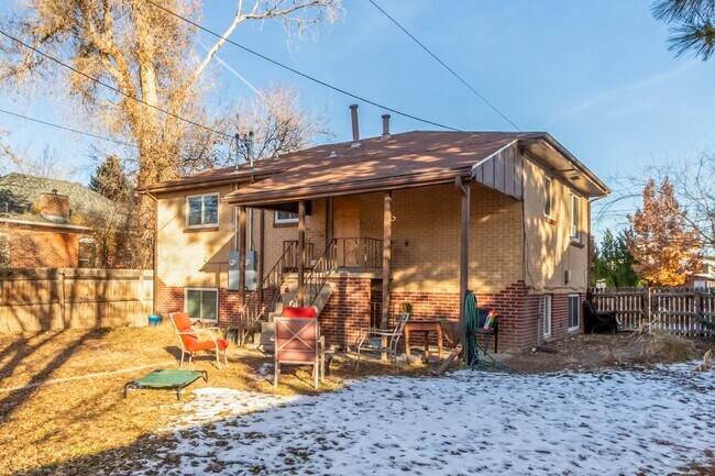 Building Photo - Charming Upper Unit Duplex in the Heart of Englewood!