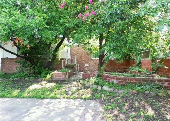 Building Photo - 2 Bed 1 Bath House in Tulsa!