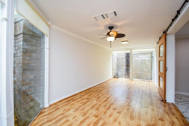 Building Photo - 201 Vanderpool Ln