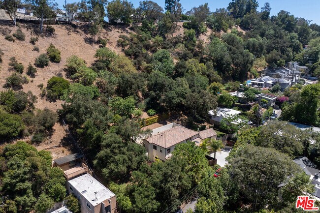 Building Photo - 8836 Wonderland Ave