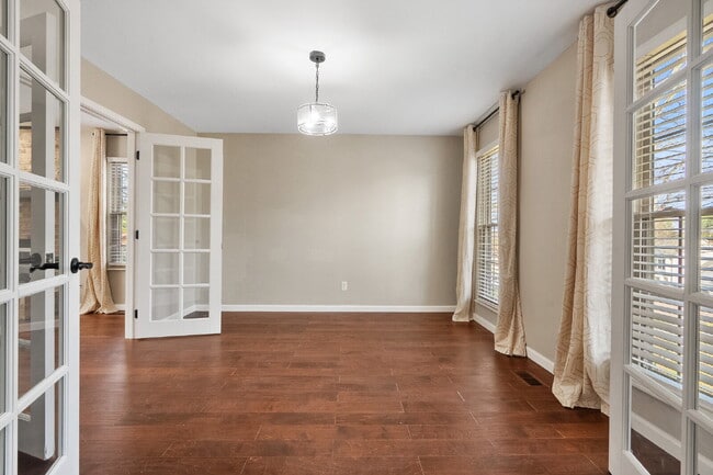 Building Photo - *RESERVED - Contact Us to Submit A Backup App!* Fully Renovated 4BR/2.5BA Gem in Sought-After Ben...