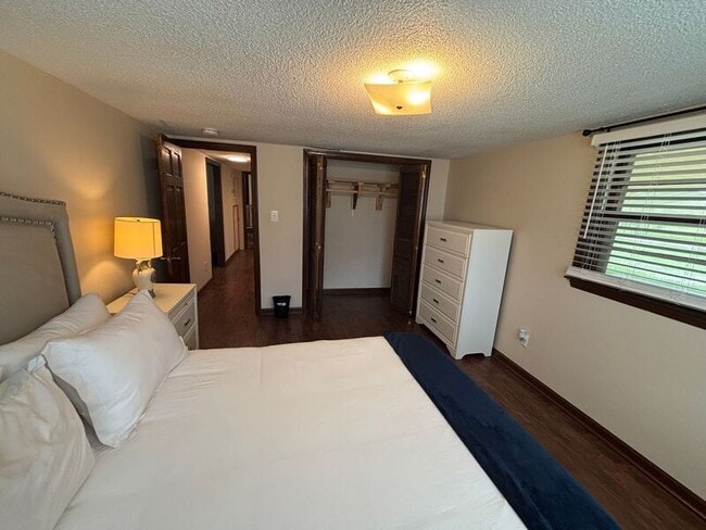 Building Photo - 720 Riverland Dr