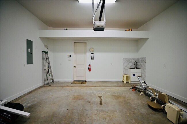 Building Photo - 11906 McNabb Ln