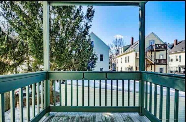 Building Photo - Don't miss out! Modern 2 bed condo in the East End! Fully Furnished.