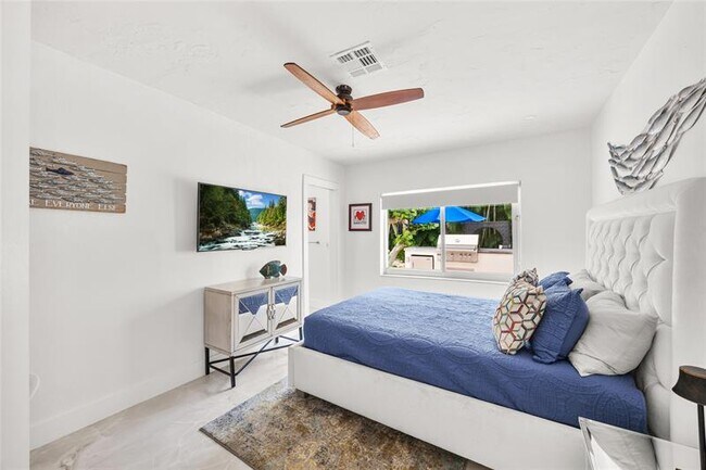 Building Photo - 2520 Yacht Club Blvd