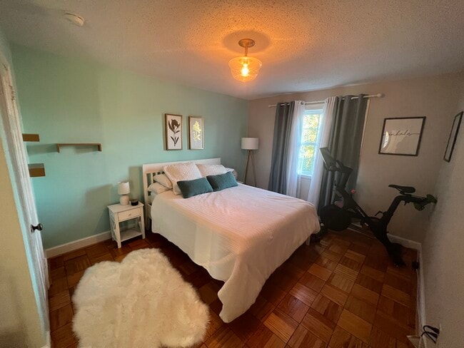 Building Photo - 1624 W Abingdon Dr