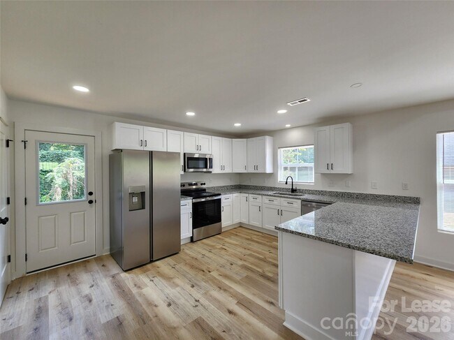 Building Photo - 1302 Rainbow Dr