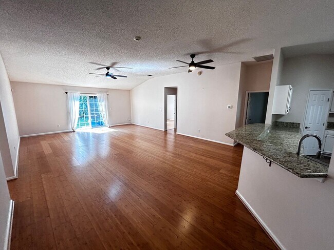 Building Photo - Wonderful 4/3 minutes from the beach! Must...
