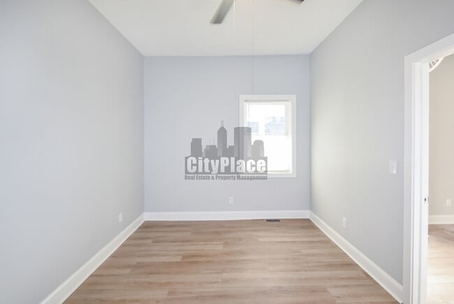 Building Photo - 2224 N Kenwood Ave