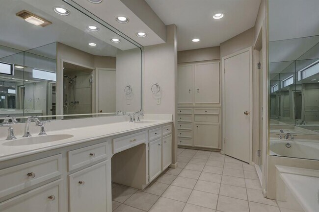 Building Photo - 2307 Fairway Cir