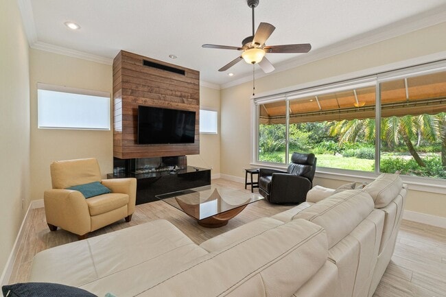 Building Photo - Beautiful 3/3 Pool Home in Gated Community W/ Lake Access