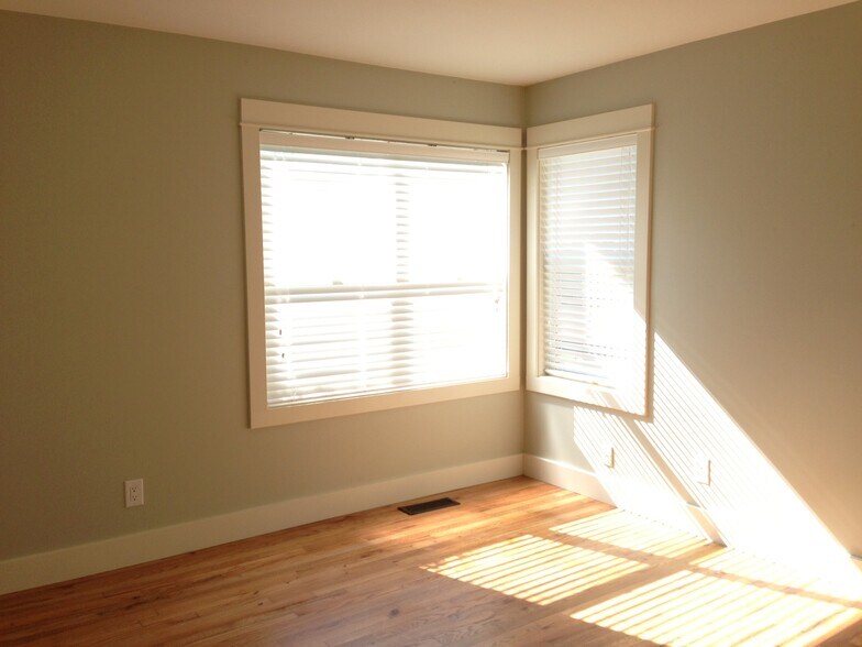 Bedroom 1: Light and bright, hardwoods, ground floor - 4844 NE Rodney Ave.