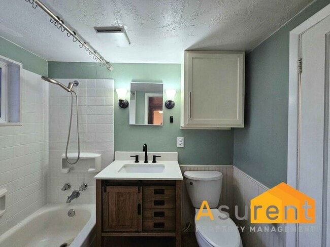 Building Photo - Beautiful Single-Level Home Located in the desirable East Medford neighborhood