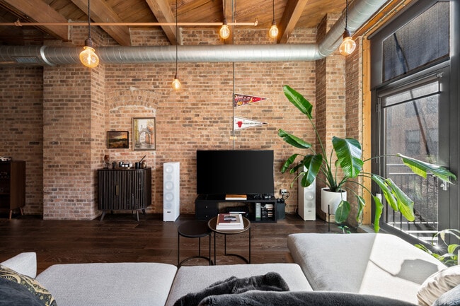 Building Photo - 1040 W Adams St