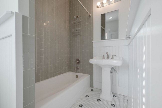 Building Photo - Historic Charm Near The Pearl