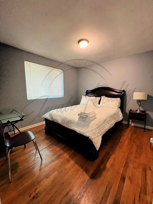 Building Photo - Furnished, Ranch Style Two Bedroom in the heart of Edgehill on Special!