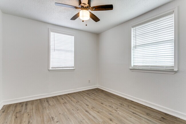 Building Photo - Lewisville house