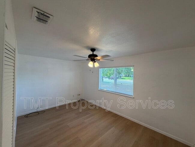 Building Photo - 8583 Fairlawn Ct