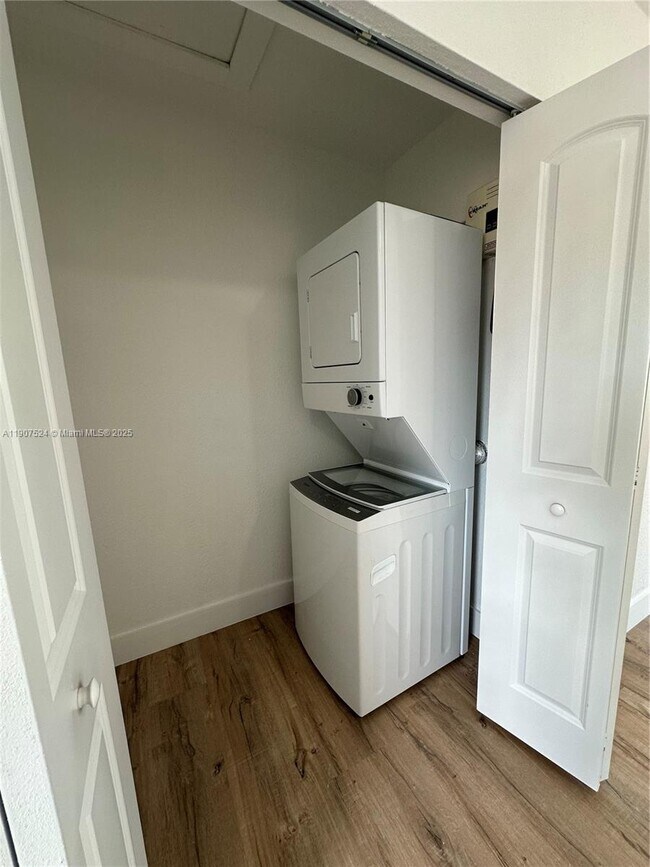 Building Photo - 3123 NW 22nd Ct