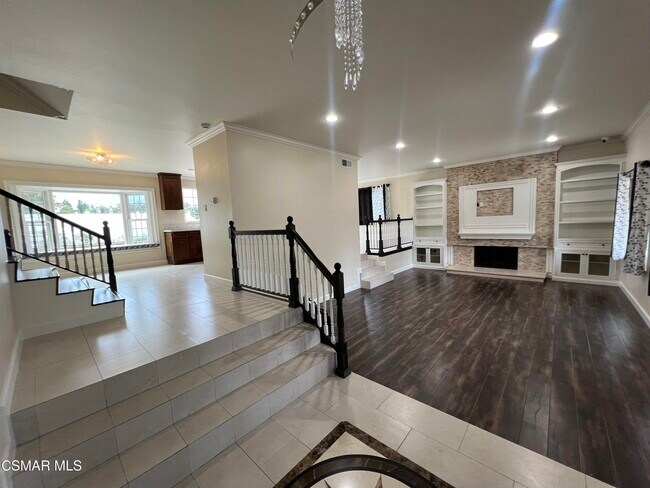 Building Photo - 334 W Avenida De Las Flores