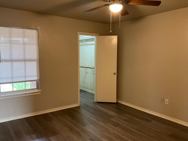 Building Photo - 10220 Lilac Ln