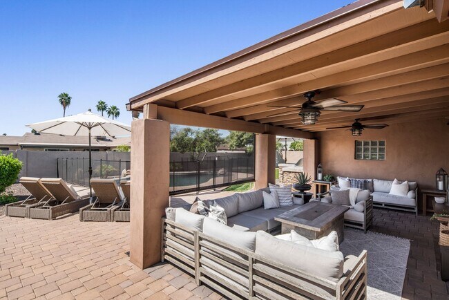 Building Photo - **STUNNING 3 BEDROOM/2 BATHROOM FULLY RENOVATED HOME IN SCOTTSDALE!! (THUNDERBIRD & 52ND ST)**